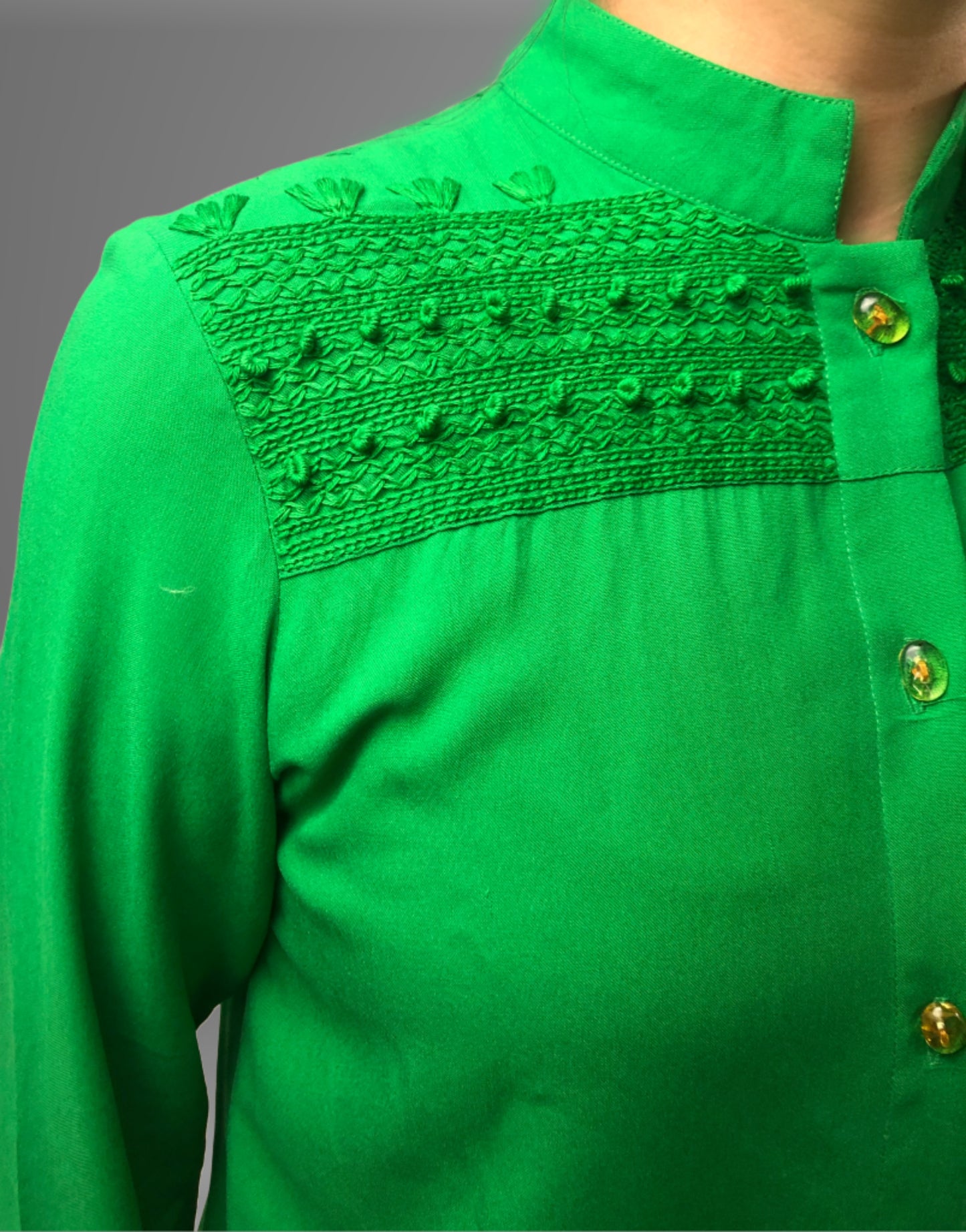 Blusa Rayón Alforzas con 8 botones de Ámbar color verde bandera, detalle del bordado.