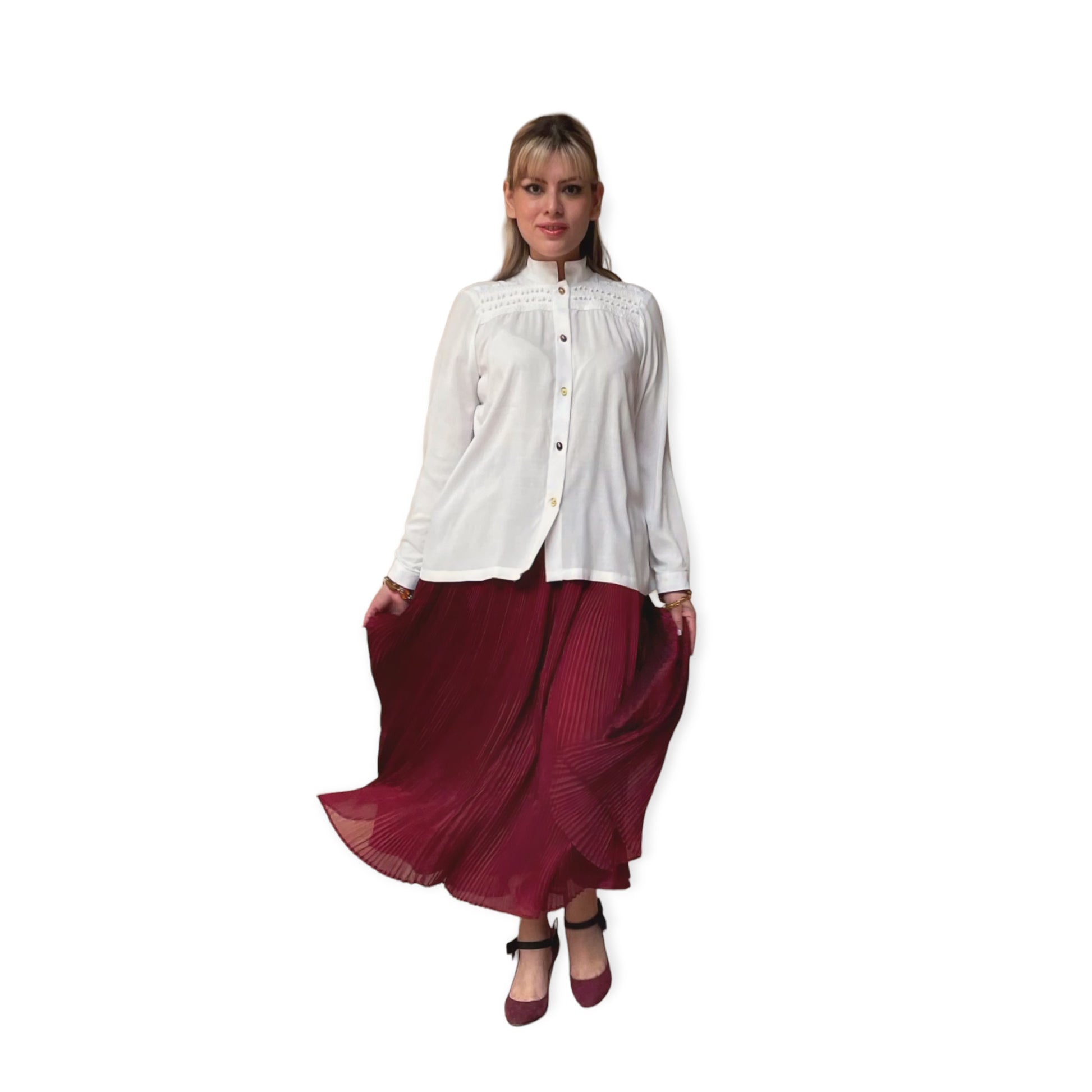 Blusa Rayón Alforzas con botones de Ámbar en color blanco, vista frontal en modelo.