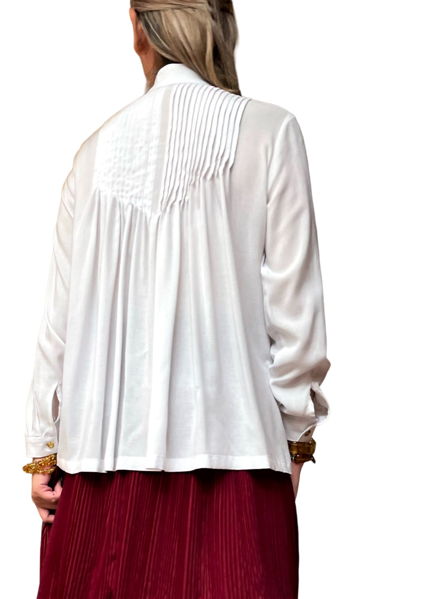 Blusa Rayón Alforzas con botones de Ámbar en color blanco, vista posterior en modelo.