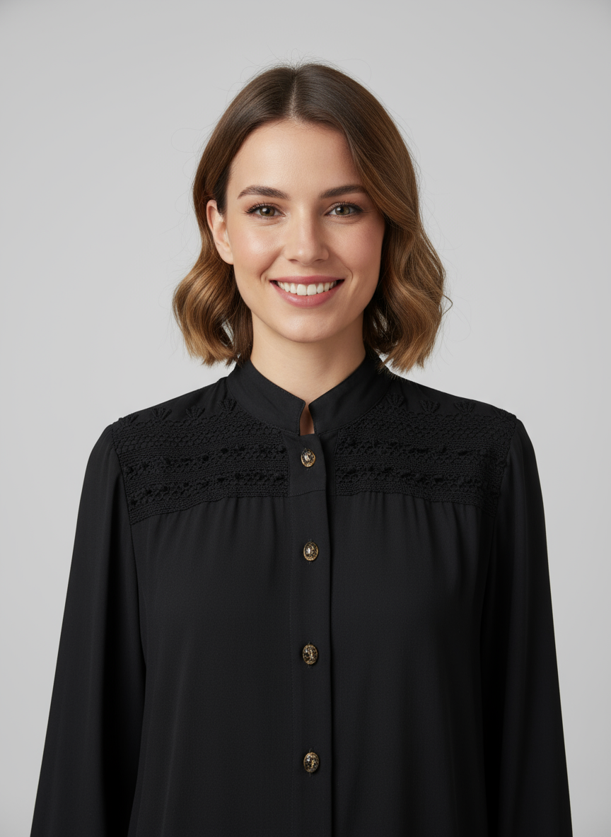 Blusa Rayón Alforzas con botones de Ámbar en color negro, vista frontal en modelo.