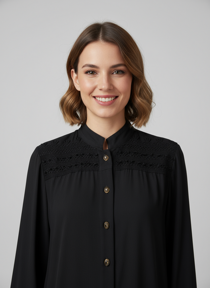 Blusa Rayón Alforzas con botones de Ámbar en color negro, vista frontal en modelo.