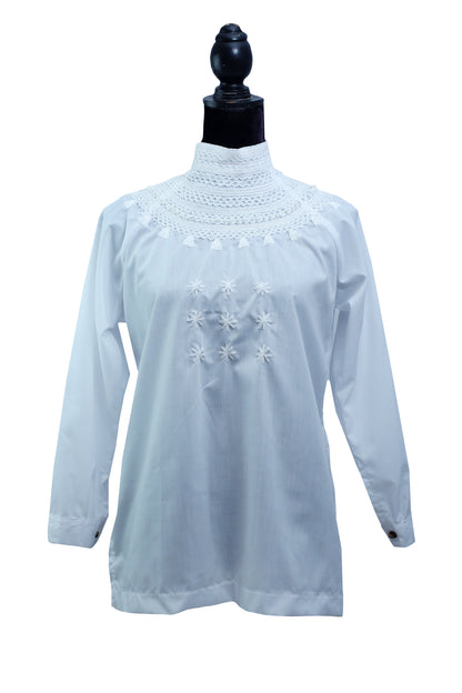 Blusa bordado Chamula con 5 botones de ámbar color blanco, vista frontal.