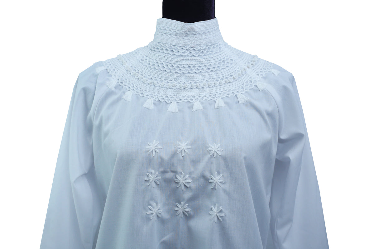 Blusa bordado Chamula con 5 botones de ámbar en color blanco, detalle del bordado.