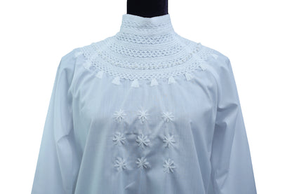 Blusa bordado Chamula con 5 botones de ámbar en color blanco, detalle del bordado.