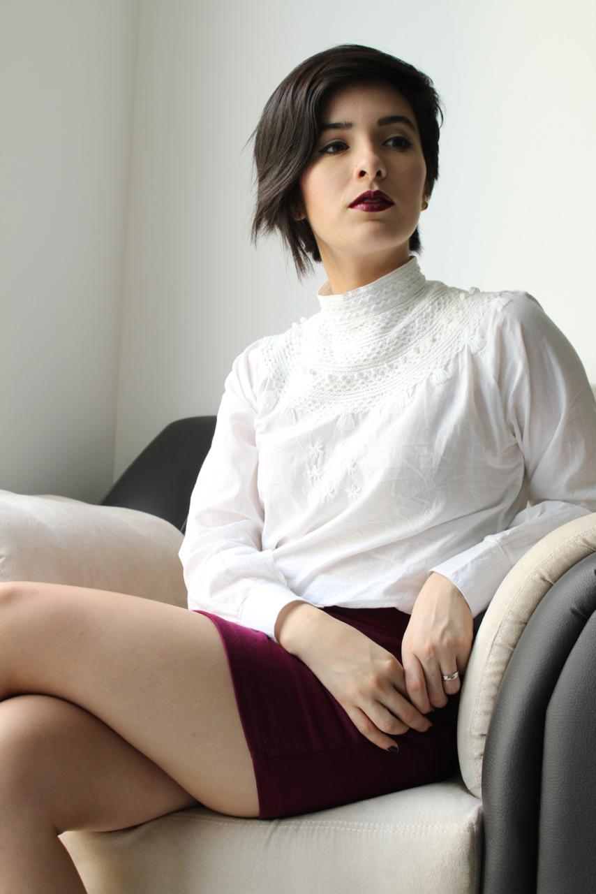 Blusa bordado Chamula con 5 botones de ámbar en color blanco, vista en modelo.