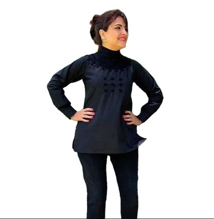 Blusa bordado Chamula con 5 botones de ámbar en color negro, vista frontal en modelo.