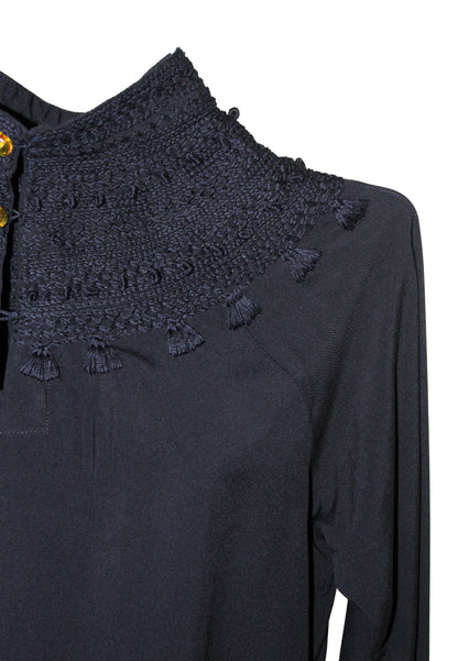 Blusa bordado Chamula con 5 botones de ámbar en color negro, detalle del bordado. 