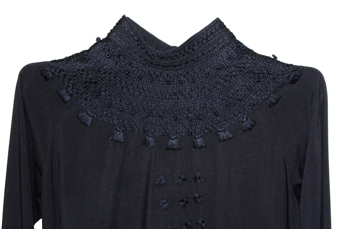 Blusa bordado Chamula con 5 botones de ámbar en color negro, acercamiento al bordado.