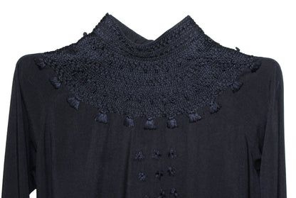 Blusa bordado Chamula con 5 botones de ámbar en color negro, acercamiento al bordado.
