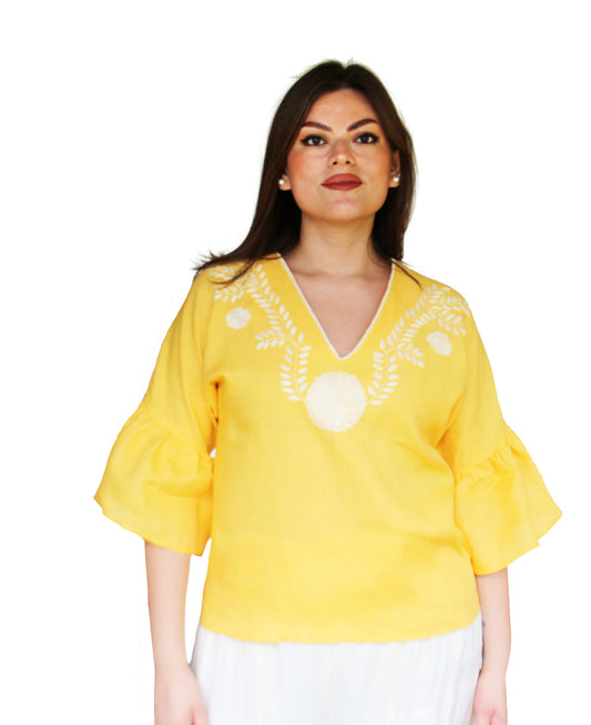 Blusa de lino bordado Aguacatenango. Manga campana, en color amarillo. Vista frontal en modelo.