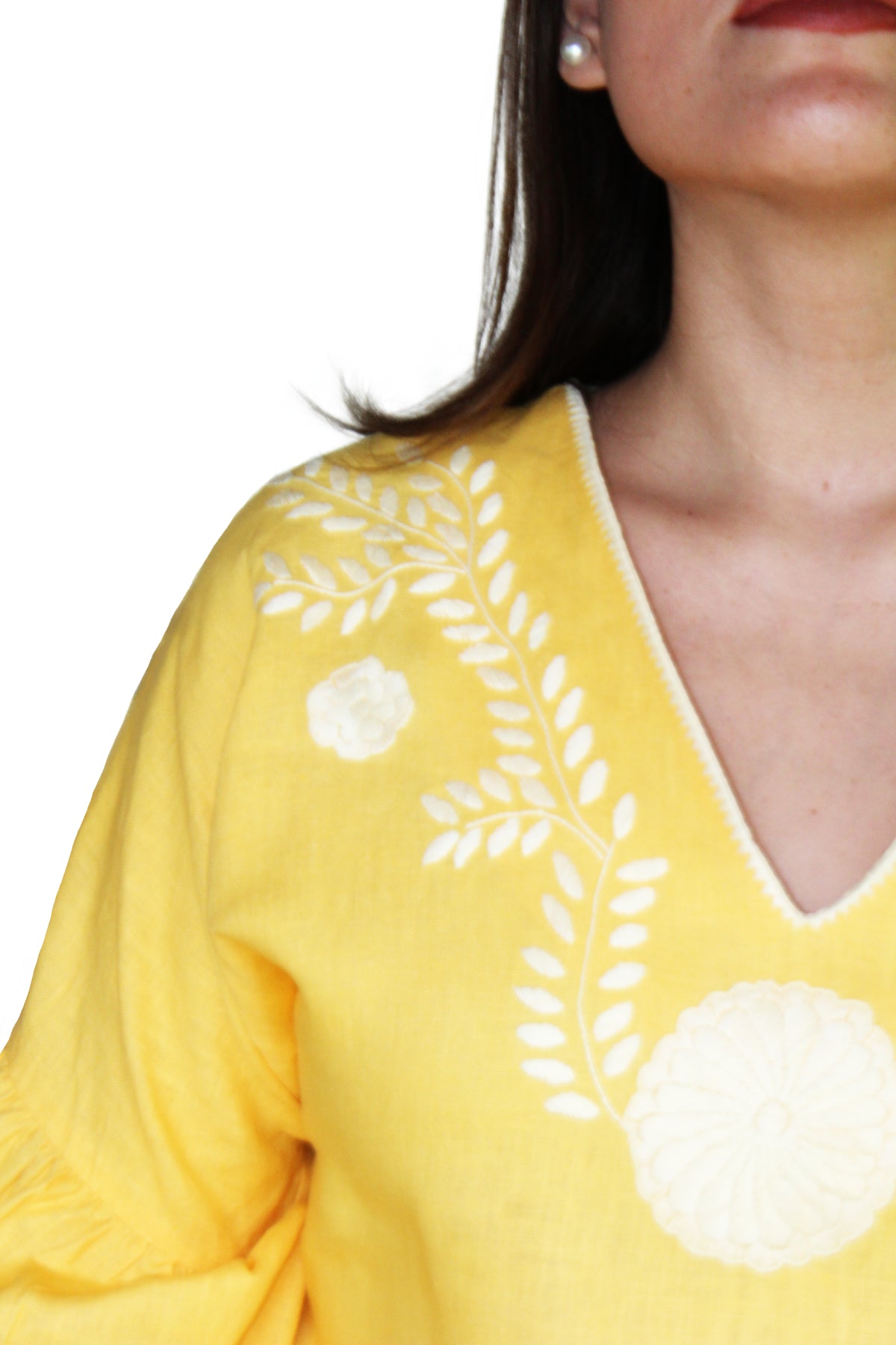 Blusa de lino bordado Aguacatenango. Manga campana en color amarillo, detalle del bordado.
