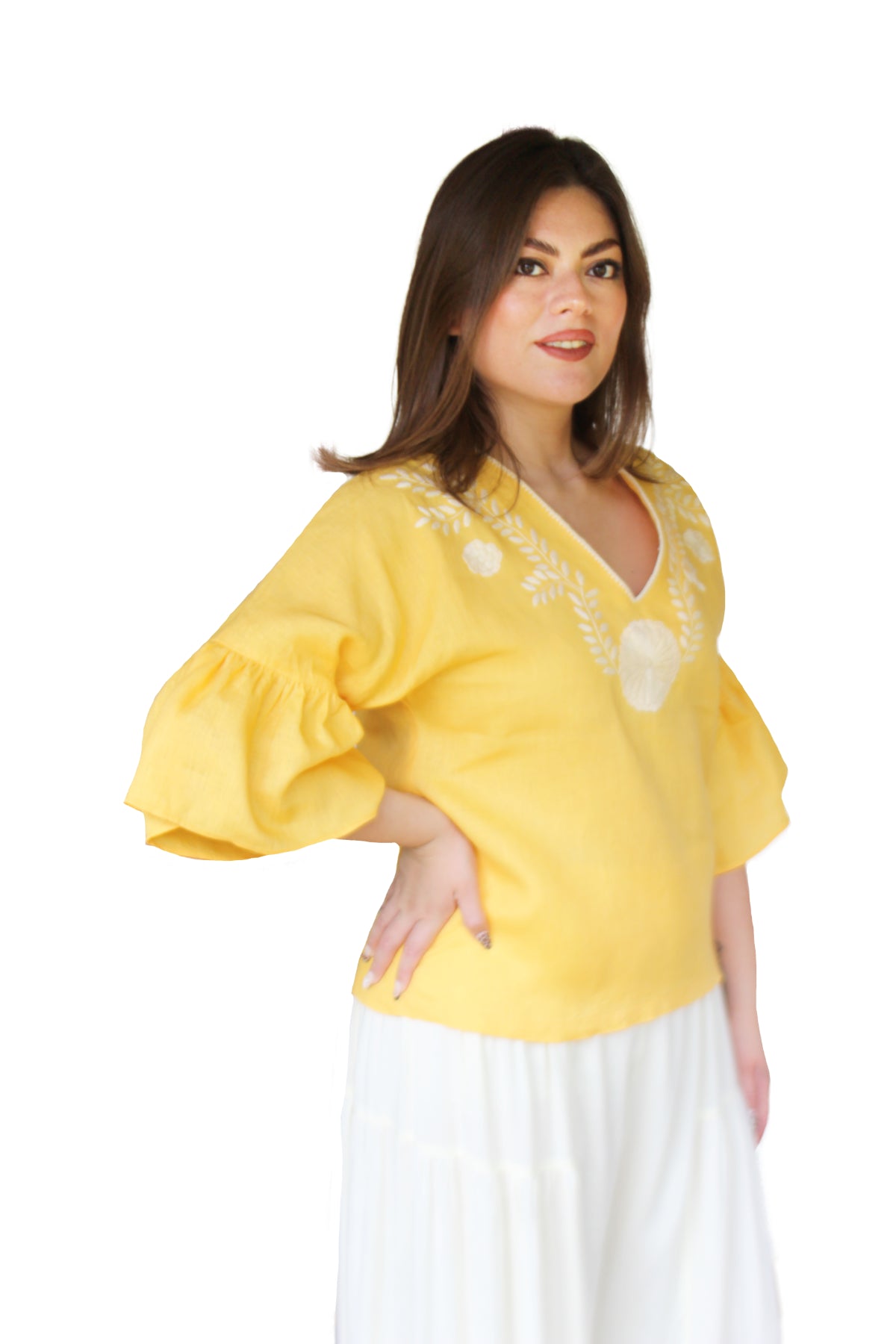 Blusa de lino bordado Aguacatenango. Manga campana en color amarillo, vista lateral.
