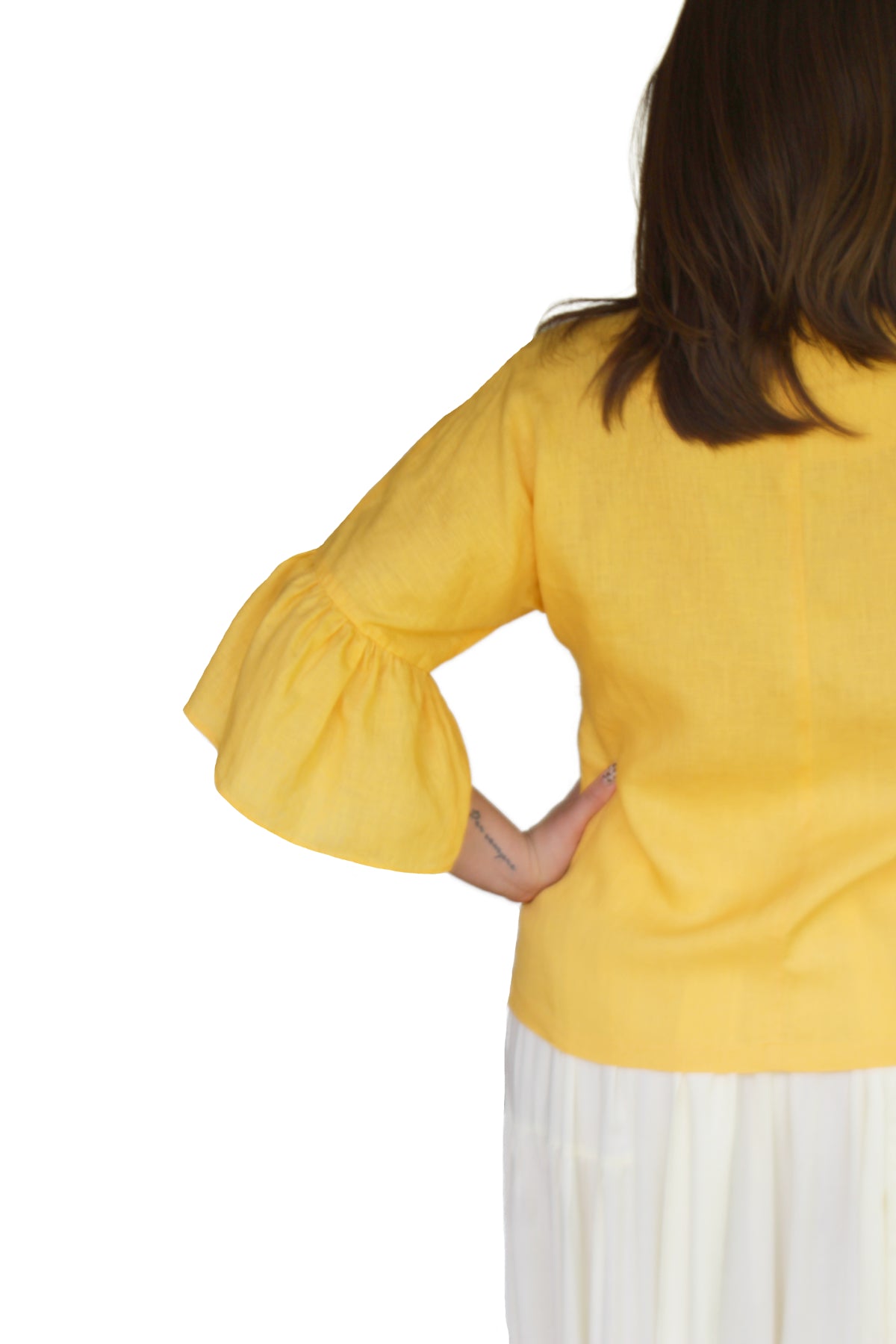 Blusa de lino bordado Aguacatenango. Manga campana en color amarillo, detalle de la manga.