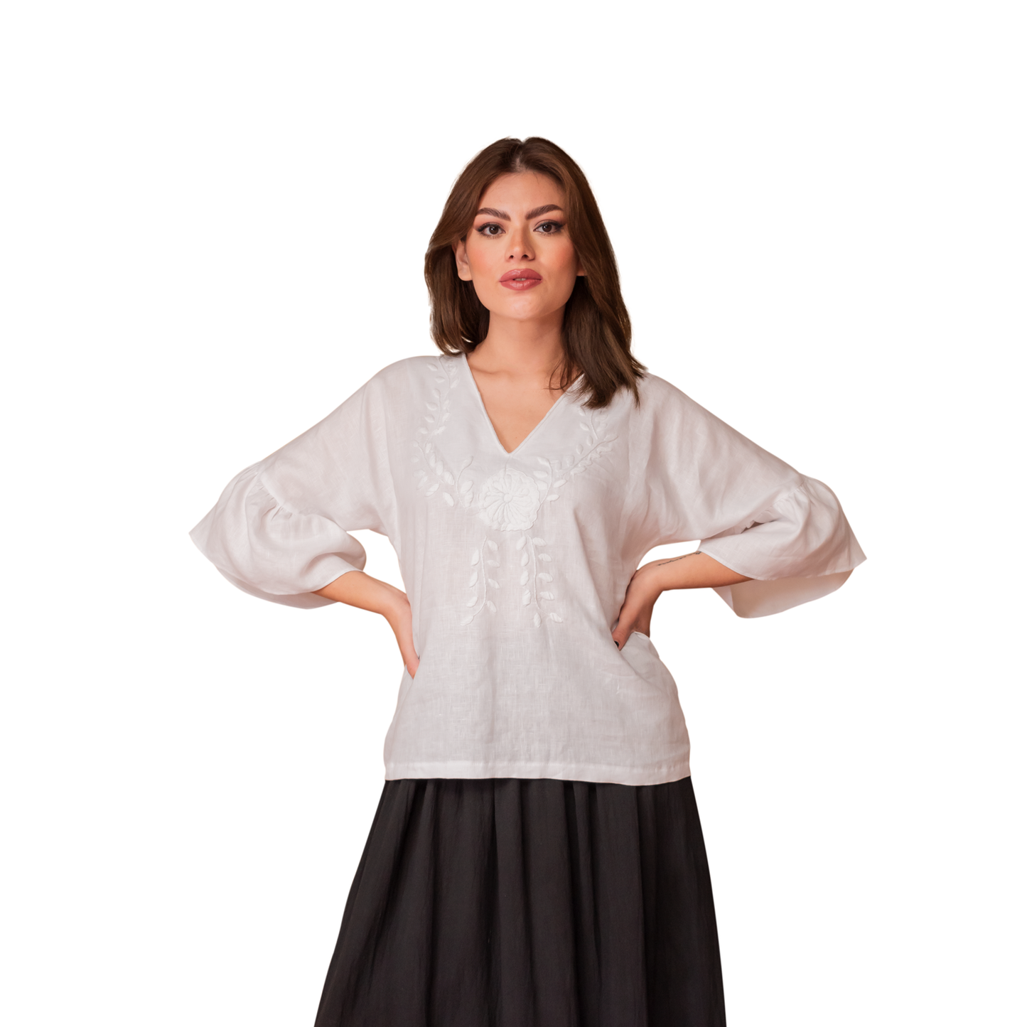 Blusa de lino bordado Aguacatenango. Manga campana en color blanco, vista en modelo.