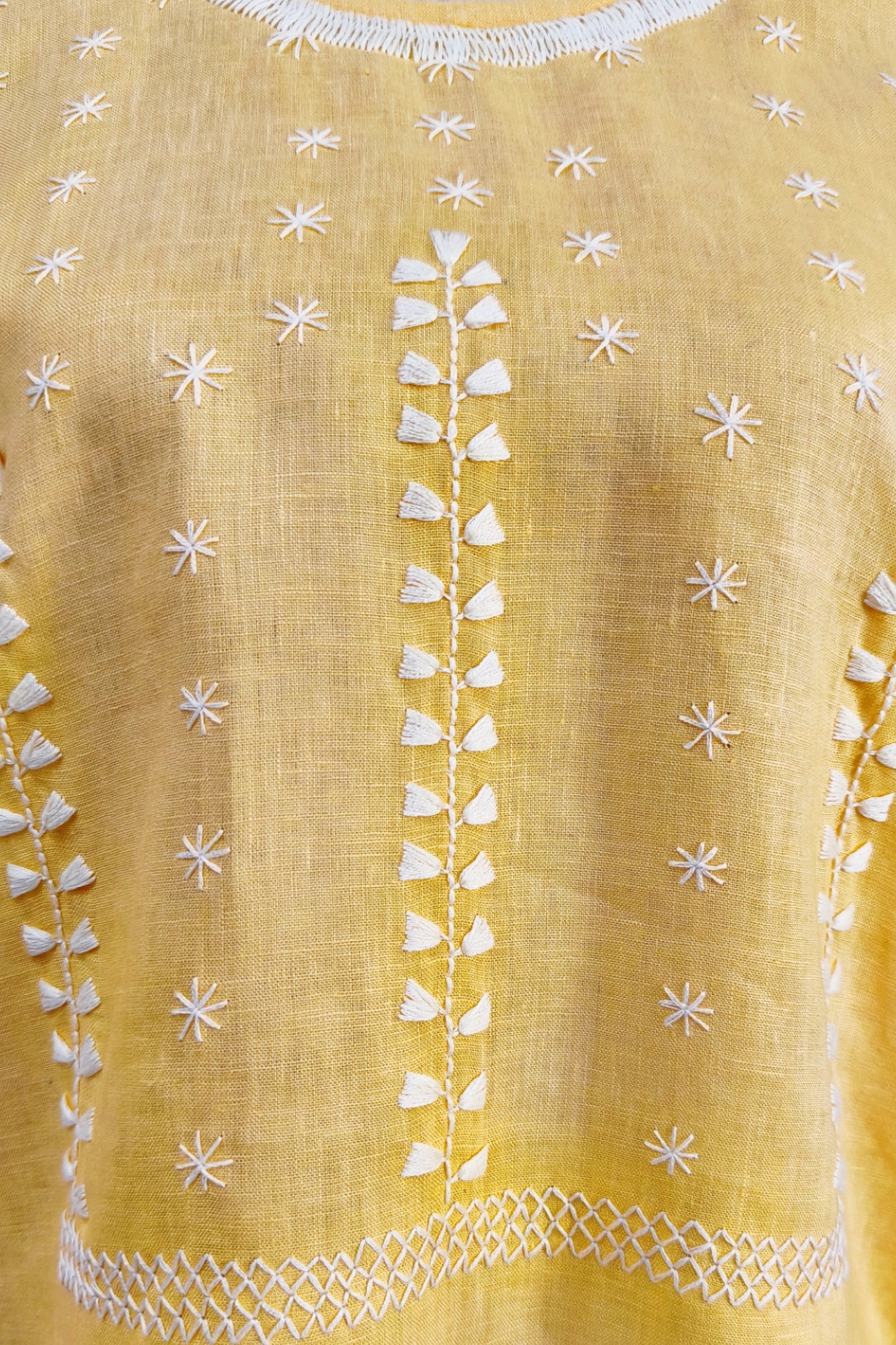 Blusa de lino, bordado estrellitas color amarillo, detalle del bordado.