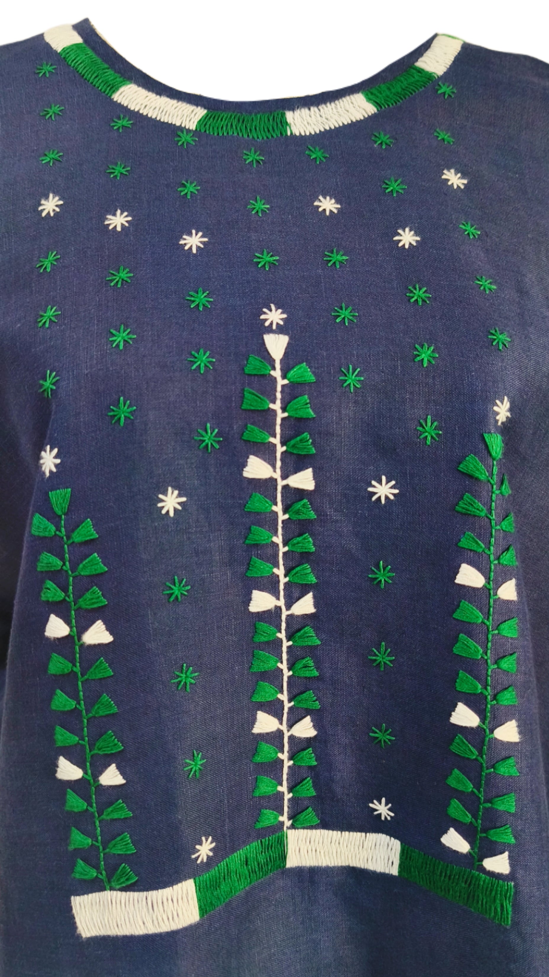 Blusa de lino, bordado estrellitas, color azul marino, detalle del bordado.