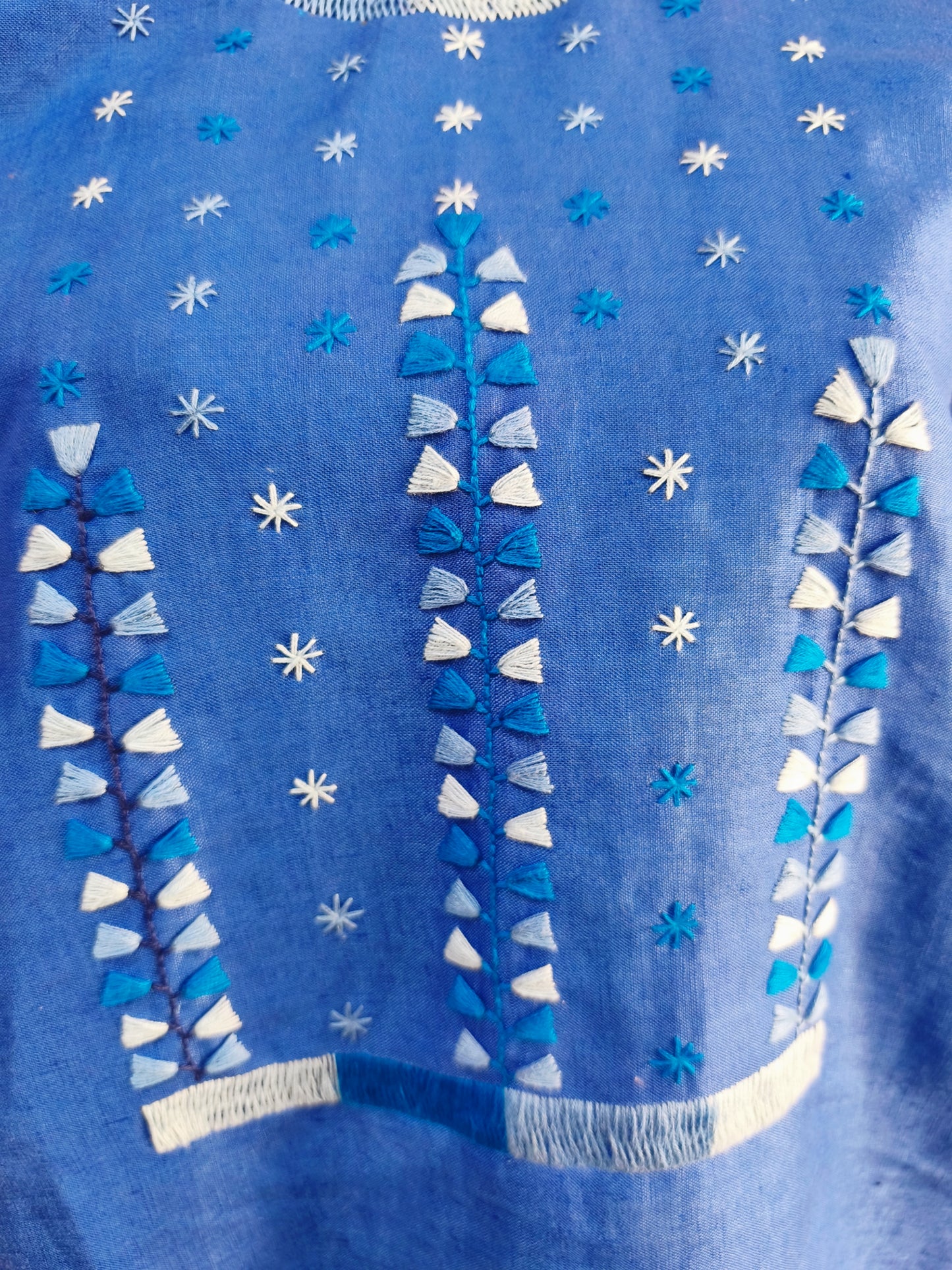 Blusa de lino, bordado estrellitas color azul pavo, detalle del bordado.