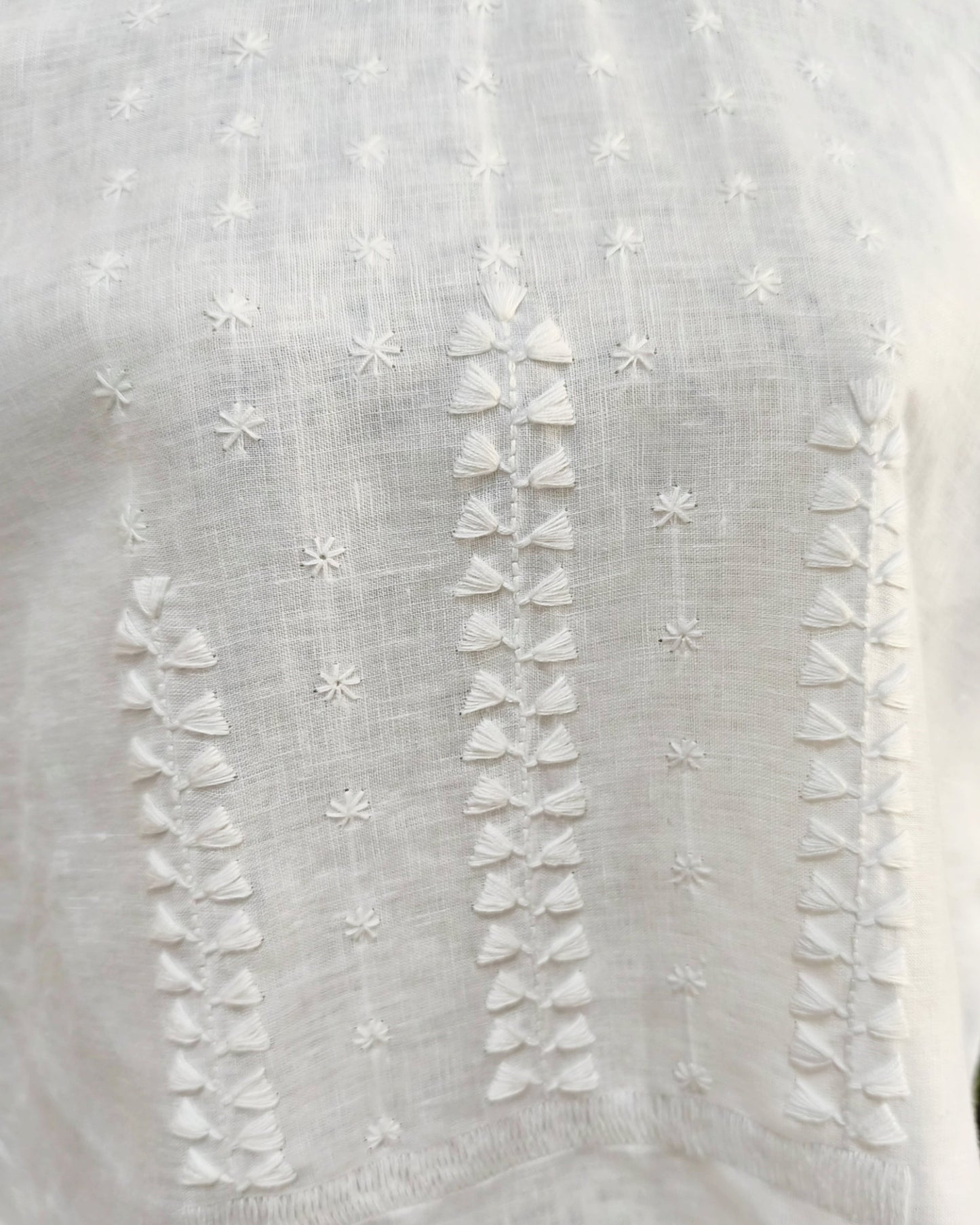 Blusa de lino, bordado estrellitas color blanco , detalle del bordado.