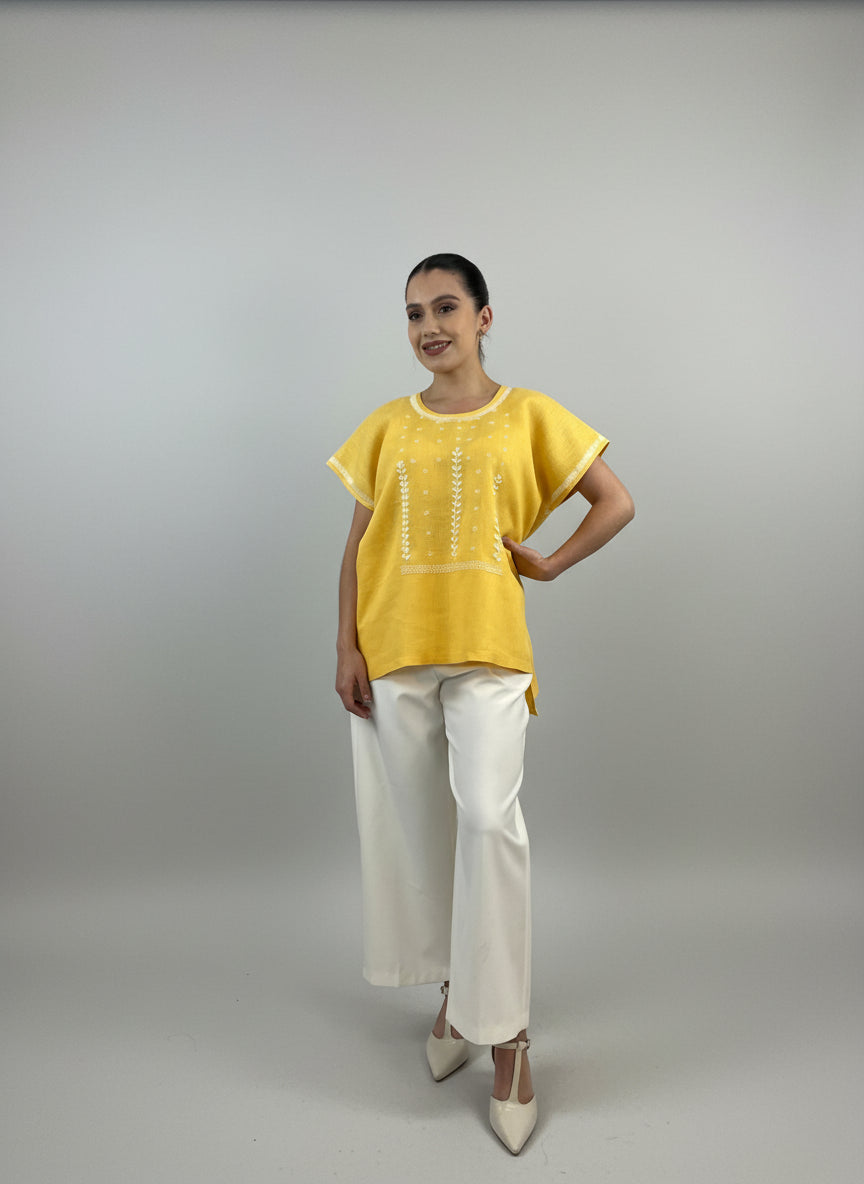 Blusa de lino, bordado estrellitas color amarillo, vista frontal en modelo.
