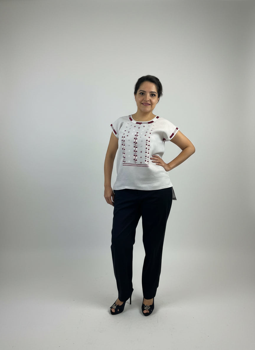 Blusa de lino, bordado estrellitas color gris, vista frontal en modelo.