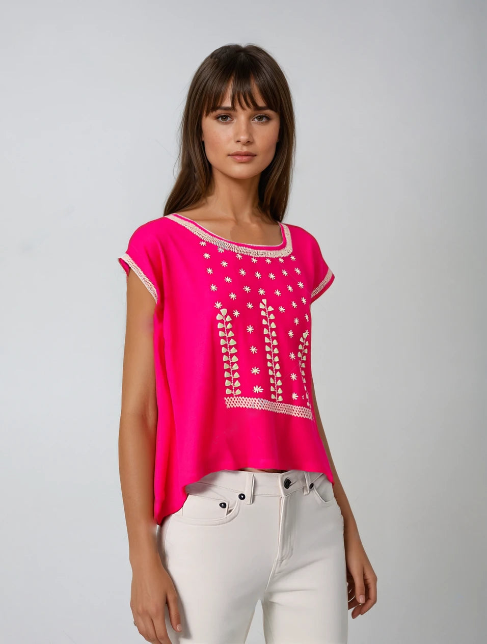 Blusa de lino, bordado estrellitas color fucsia, vista frontal en modelo.