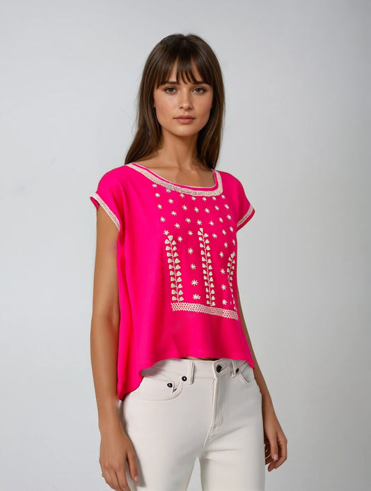 Blusa de lino, bordado estrellitas color fucsia, vista frontal en modelo.