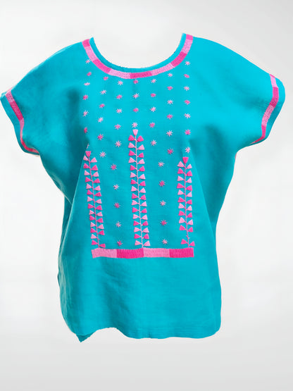 Blusa de lino, bordado estrellitas color jade, bordado rosa, vista frontal.