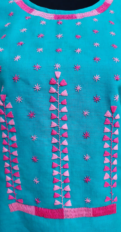 Blusa de lino, bordado estrellitas color jade, bordado rosa, detalle del bordado.