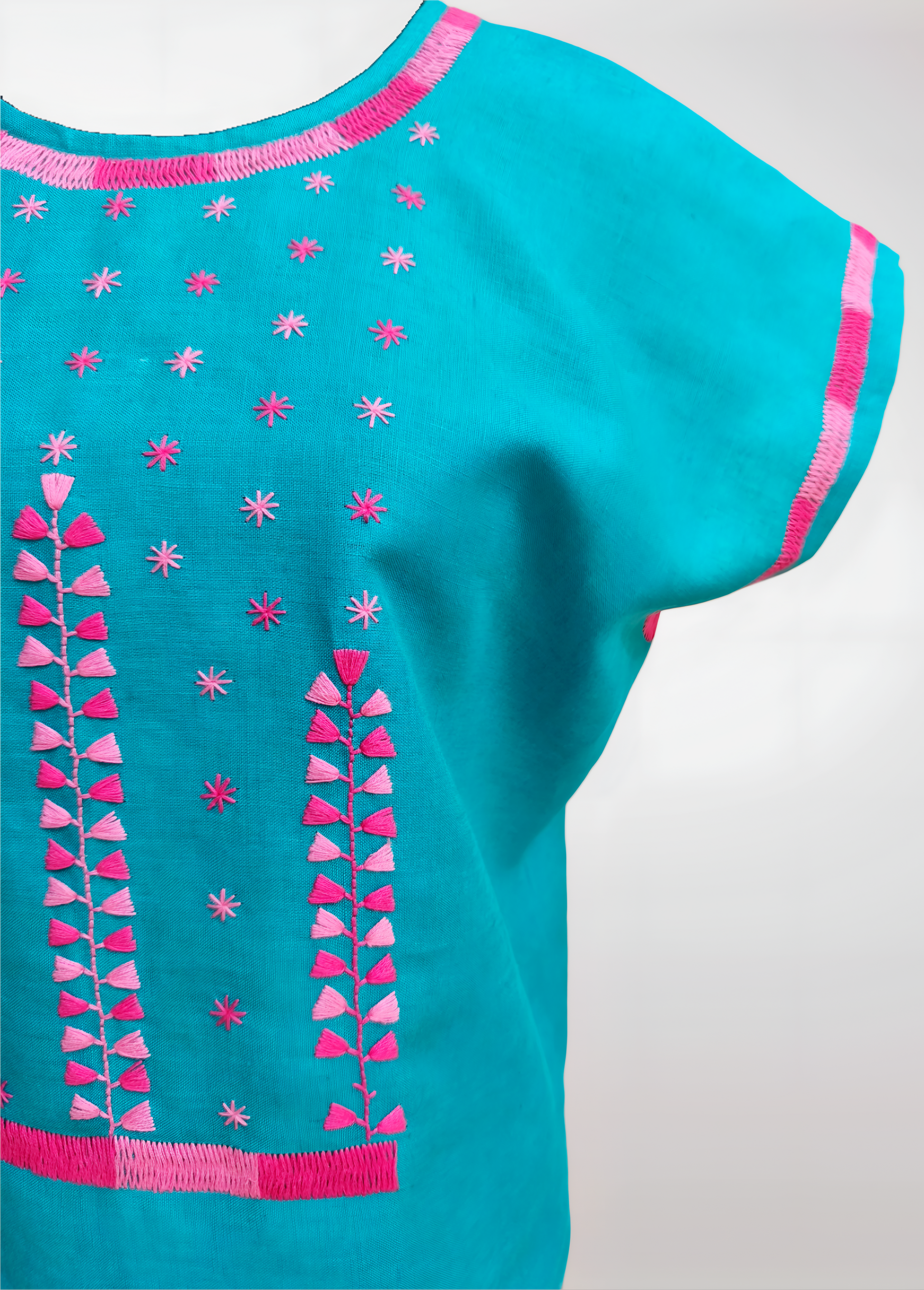 Blusa de lino, bordado estrellitas color jade, bordado rosa, detalle del bordado del cuello y manga