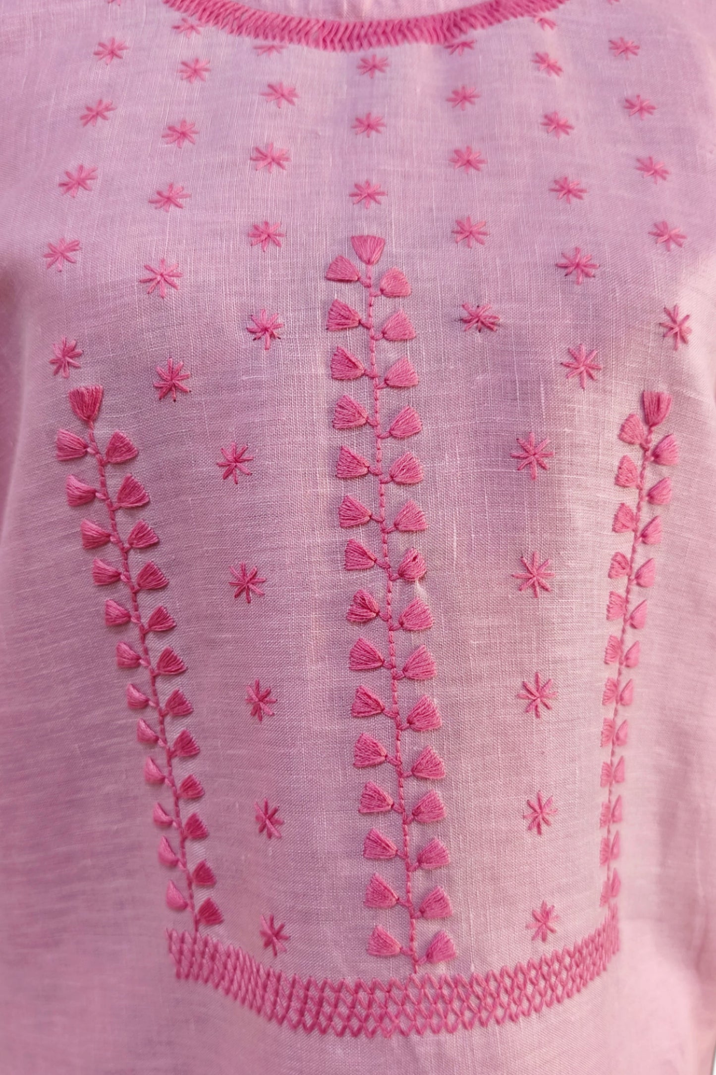 Blusa de lino, bordado estrellitas color rosa, detalle del bordado.