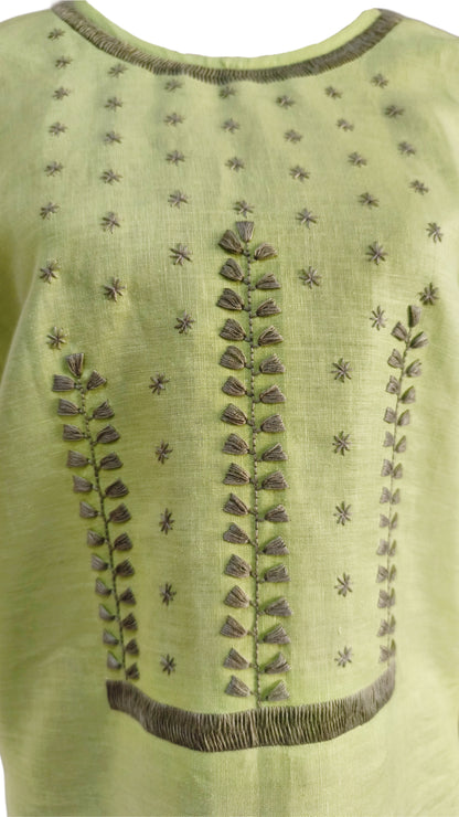 Blusa de lino, bordado estrellitas, color verde manzana, detalle del bordado.