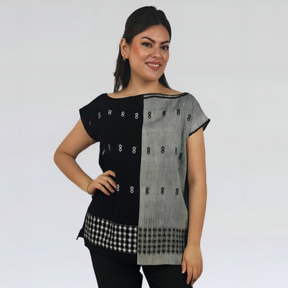 Blusa en telar de cintura Carranza blanco y negro, vista frontal en modelo.
