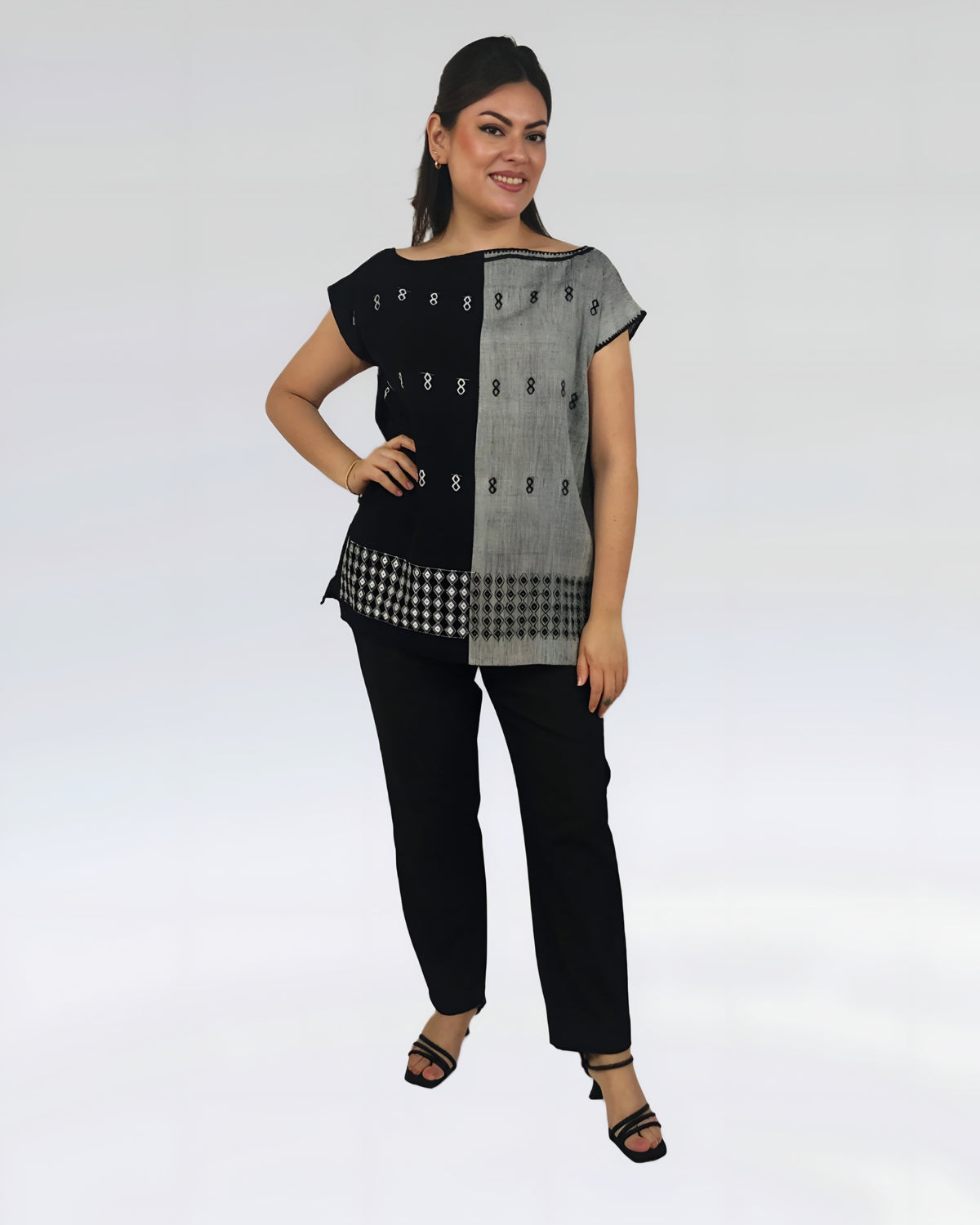 Blusa en telar de cintura Carranza blanco y negro, vista en modelo, a más distancia.