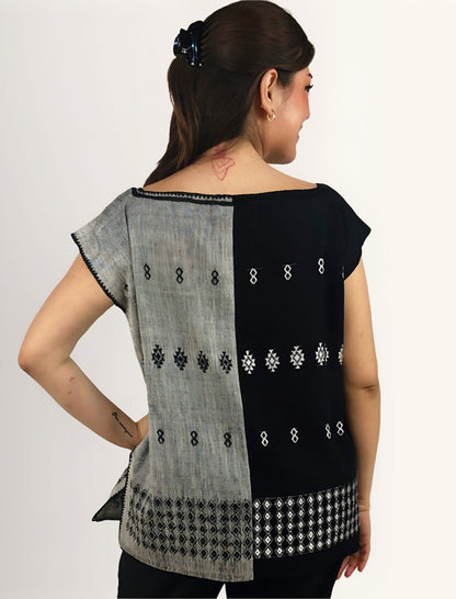 Blusa en telar de cintura Carranza blanco y negro, vista en modelo parte posterior.