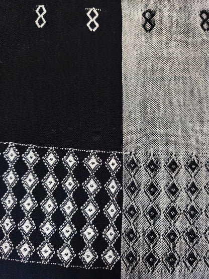 Blusa en telar de cintura Carranza blanco y negro, detalle del brocado y telar.