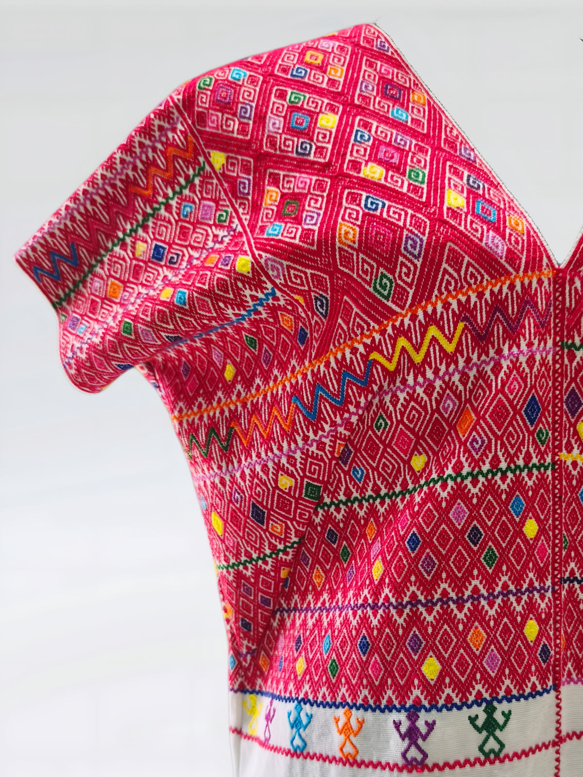 Blusa larga con moños. Brocado Larraínzar color rojo, detalles del brocado rojo con rombos de colores y ranas.