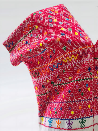 Blusa larga con moños. Brocado Larraínzar color rojo, detalles del brocado rojo con rombos de colores y ranas.
