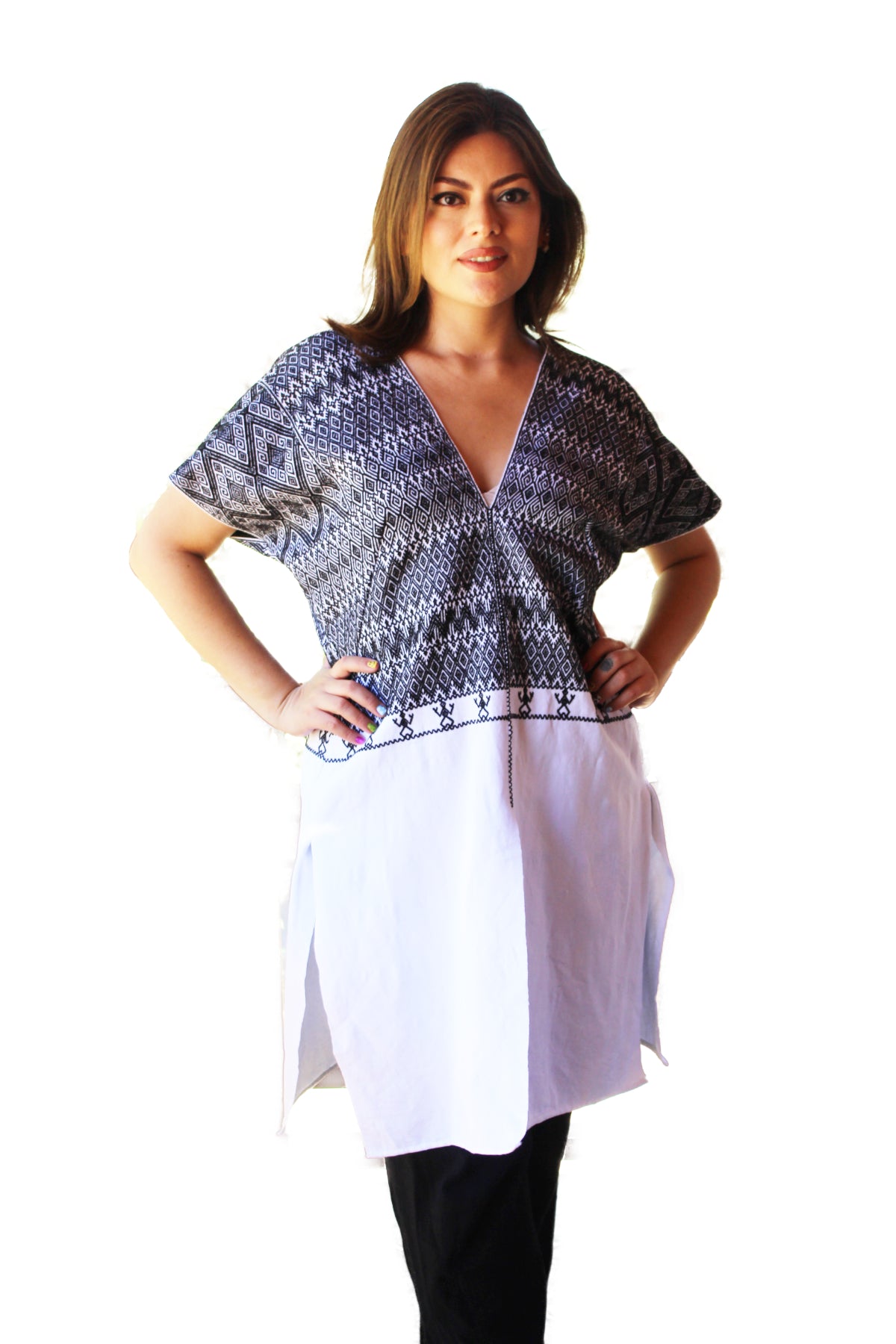 Blusa larga con moños. Brocado Larrainzar. Color blanco y negro. Vista frontal en modelo.