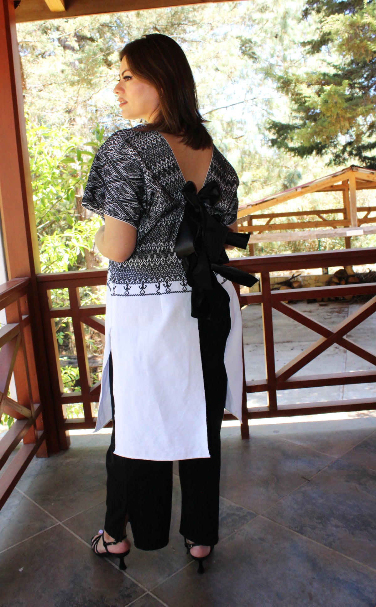 Blusa larga con moños. Brocado Larrainzar, color blanco y negro, vista posterior en modelo.