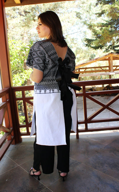 Blusa larga con moños. Brocado Larrainzar, color blanco y negro, vista posterior en modelo.