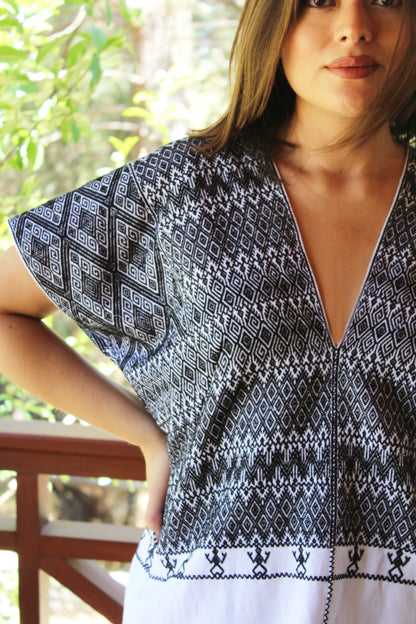 Blusa larga con moños. Brocado Larrainzar, color blanco y negro, detalle del brocado.