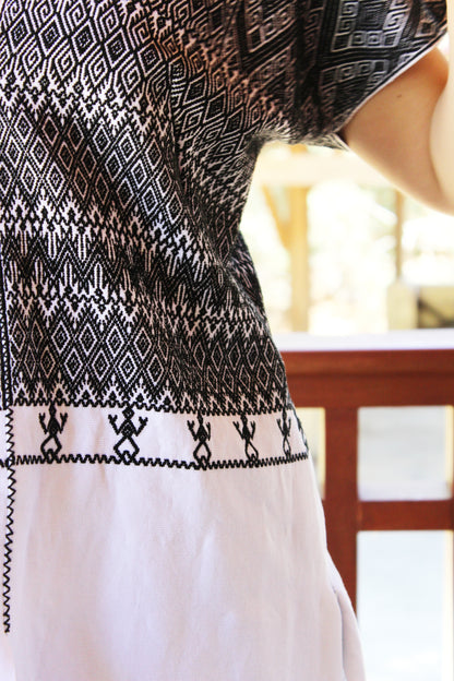 Blusa larga con moños. Brocado Larrainzar, color blanco y negro, detalle del telar.