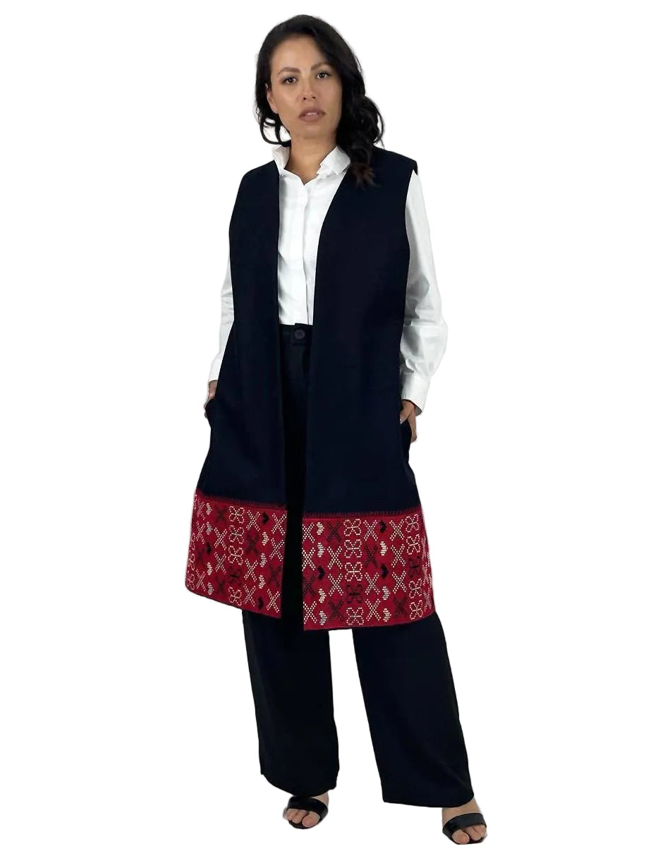 Chaleco Paño Cenefa Brocado Cancuc en color negro con brocado rojo, vista frontal en modelo.