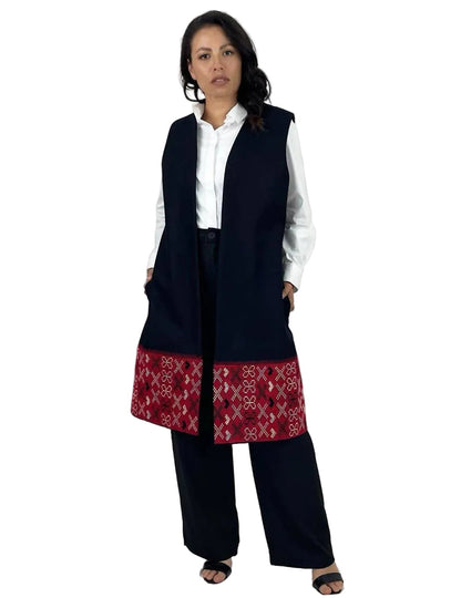 Chaleco Paño Cenefa Brocado Cancuc en color negro con brocado rojo, vista frontal en modelo.