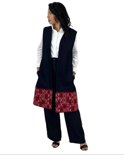 Chaleco Paño Cenefa Brocado Cancuc color negro con brocado rojo, vista en modelo. 