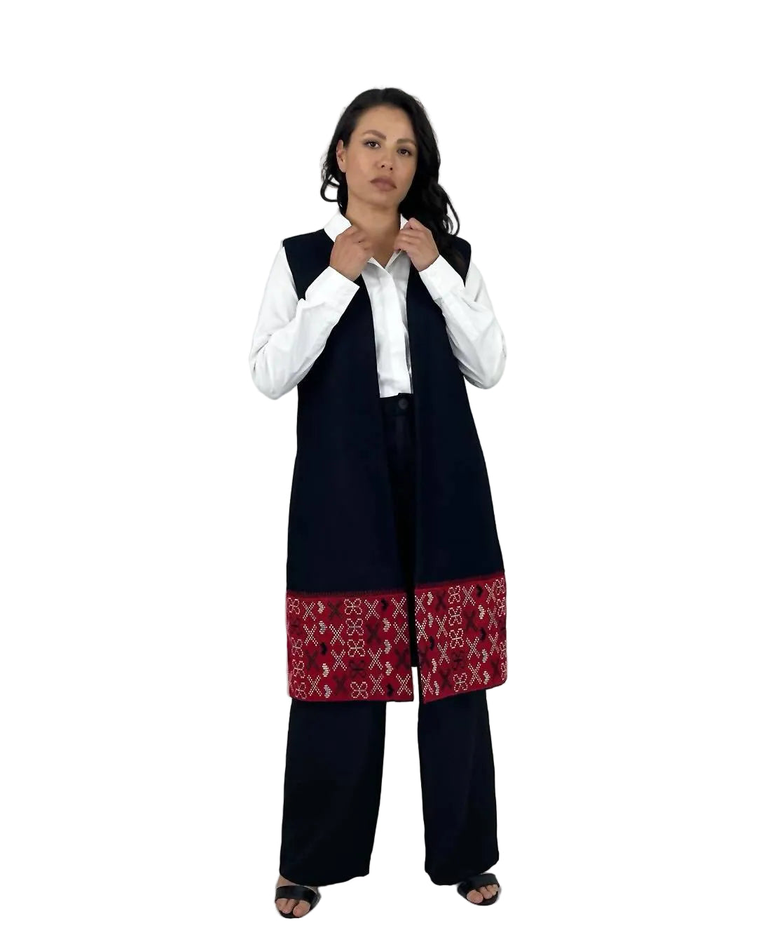 Chaleco Paño Cenefa Brocado Cancuc color negro, brocado rojo. Vista en modelo.