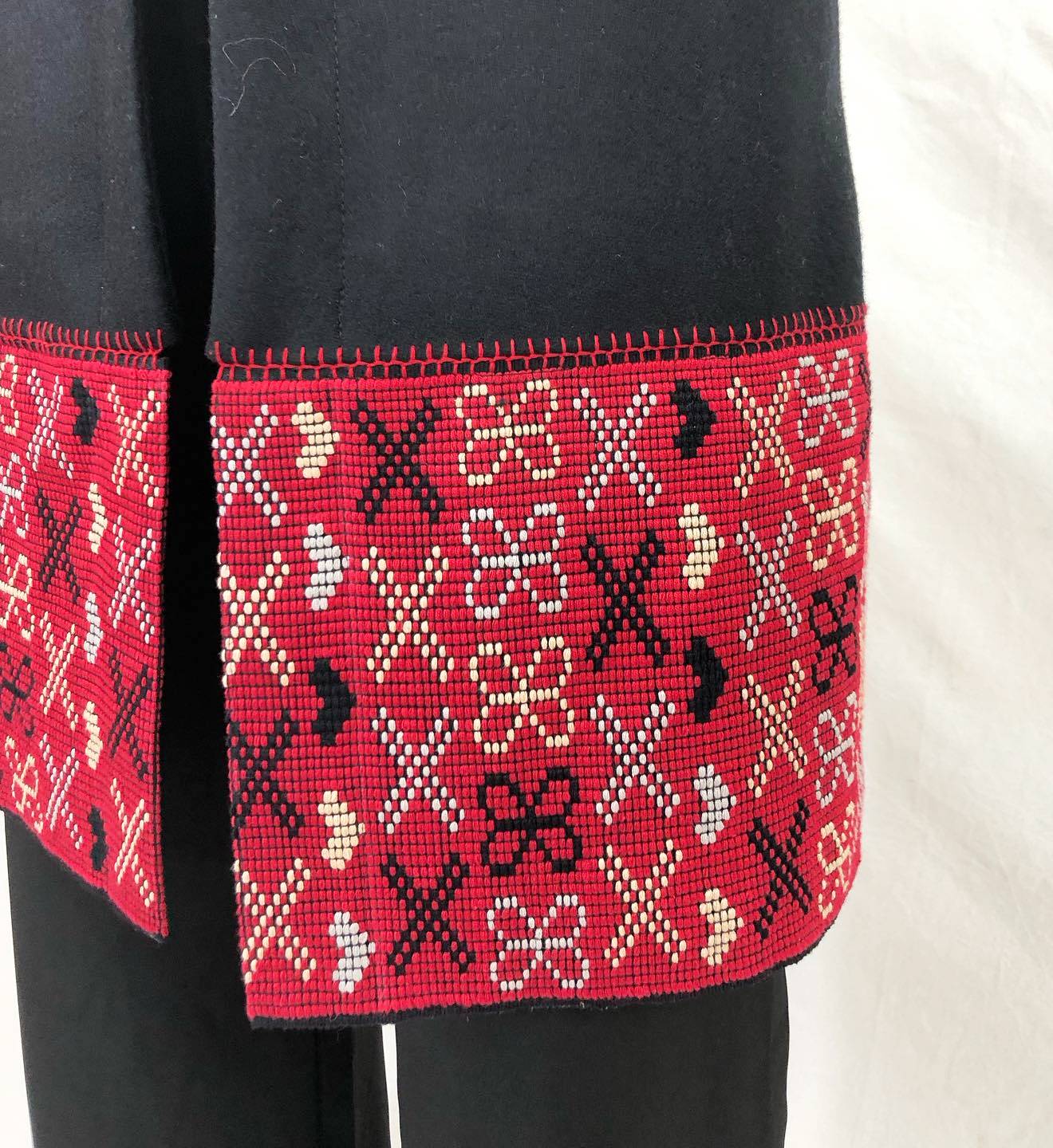 Chaleco Paño Cenefa Brocado Cancuc en color negro, brocado rojo. Detalle del bordado.