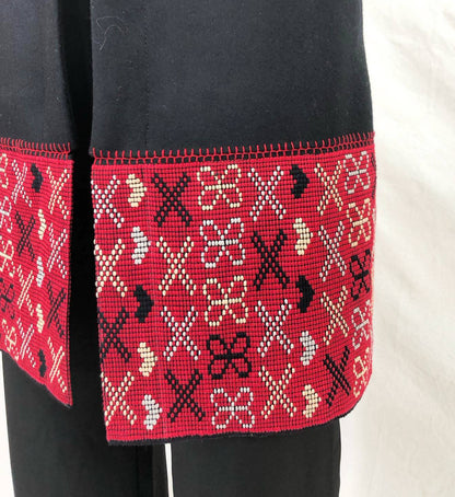 Chaleco Paño Cenefa Brocado Cancuc en color negro, brocado rojo. Detalle del bordado.