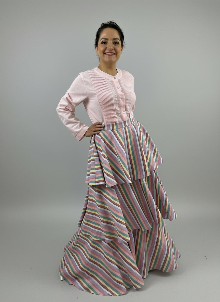 Falda 3 Olanes Artesanal color rosa, vista frontal en movimiento en modelo.