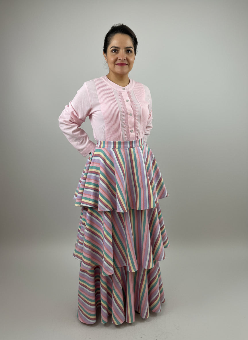 Falda 3 Olanes Artesanal color rosa, vista frontal en modelo.